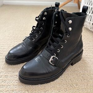 Brand new. Don’t need. Size 41. Black leather boot. Low heel.